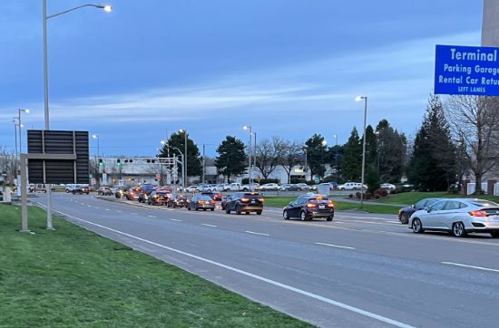 元旦，抗议者切断了通往波特兰国际机场的道路！