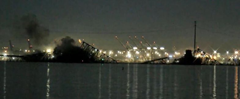 美国大桥被撞塌，最繁忙的港口之一关闭！官员说不是恐怖袭击