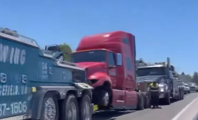 被盗卡车连撞两警车，警察从波特兰追到温哥华！