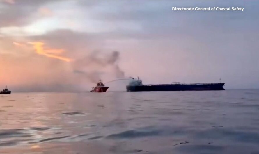 两艘俄“影子船队”油轮在黑海被炸停运